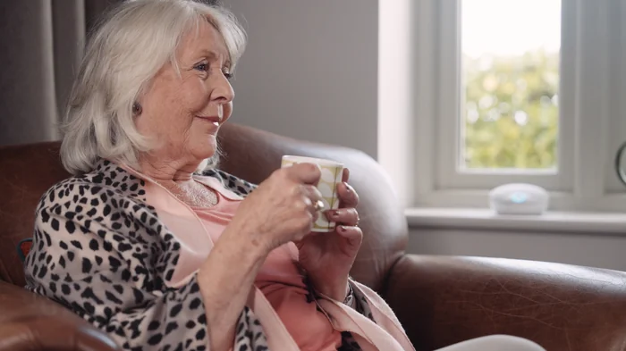 sentai-woman-with-sentai-by-window